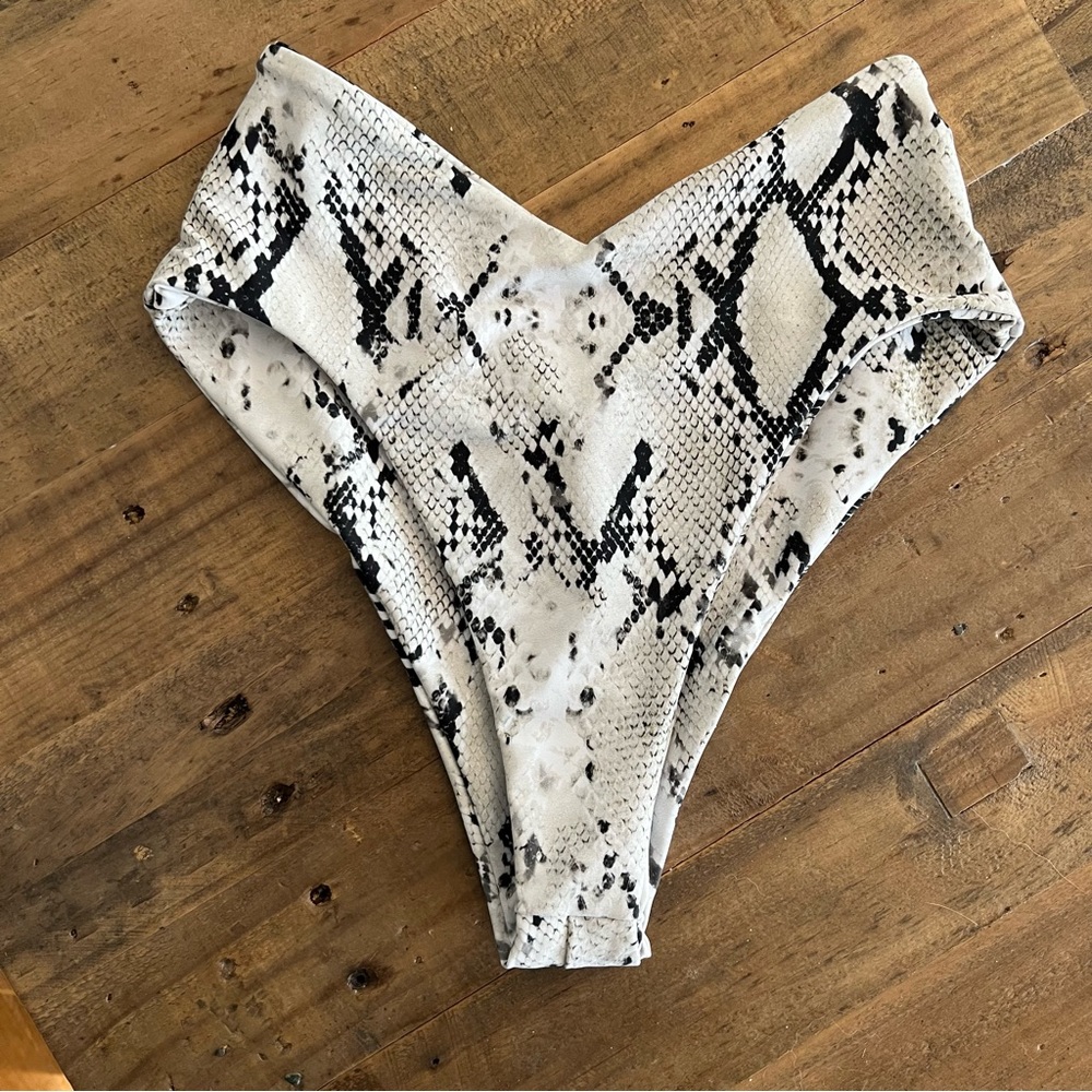 SKATIE - sz S - never worn